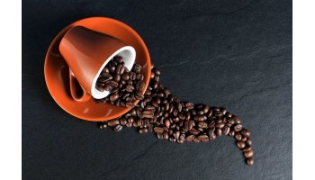 ¿El café descafeinado tiene cafeína?